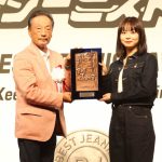 莉子、オシャレすぎる上下ジーンズのセットアップで登場！足元はピンクでカジュアルダウンとこだわりも〈第40回ベストジーニスト2023〉