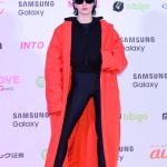 Monika、鮮やかなオレンジコート×黒コーデで登場！＜2023 MAMA AWARDS＞