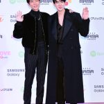 チョン・ギョンホ＆ユ・ヨンソク、全身ブラックコーデでそろえた衣装で登場！＜2023 MAMA AWARDS＞