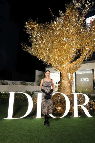 蛯原友里、ディオールのレトロ感あふれるキャミワンピで登場！＜DIOR HOLIDAY POP-UP＞
