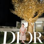 川栄李奈、ディオールのロゴの総柄ワンピをさらりと着こなす！＜DIOR HOLIDAY POP-UP＞