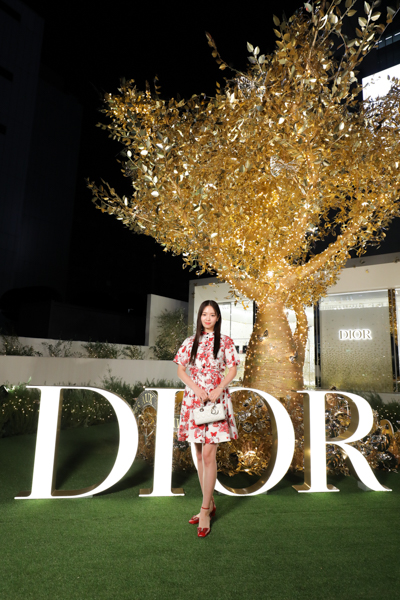 横田真悠、ディオールの赤いバタフライが印象的なエレガントワンピで登場！＜DIOR HOLIDAY POP-UP＞