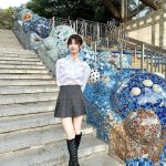 フリーモデル・KM、見返り美人なオフショット公開！ミニフレアスカート×ロングブーツコーデ披露