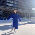 タレント＆モデル・本田望結、青いロングコート姿でスケートリンクに登場！可憐な滑りで観客魅了