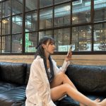 宮脇咲良、生足魅せ彼シャツ風ショットに賞賛の嵐！「とんでもねぇ」「女神サマなのよ」