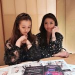 板野友美、黒のリボンとレースの服を纏いファッションチャリティIZAに向けMTGの様子を公開！