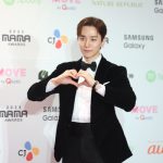 東方神起(TVXQ!)、ブラックのスーツで「きゅんです」ポーズを披露！＜2023 MAMA AWARDS＞