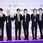 BOYNEXTDOOR（ボーイネクストドア）、クールなブラックジャケット×ネクタイでレッドカーペットに登場！＜2023 MAMA AWARDS＞