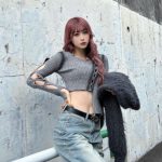 MyDearDarlin'・咲真ゆか、美肌のぞく穴あき＆へそ出しニットに大反響！