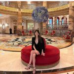 マギー、胸元ザックリのクールなコーデで登場！ホテルレジデンス巡りの模様を公開