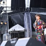 水谷千重子、黒を基調としたカラフルな浴衣姿で登場！晴れやかで力強い圧巻の歌唱力で観客たちの心を打つ〈PEACE STOCK 78’ HIROSHIMA 2023〉