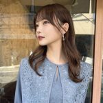 新谷姫加、はにかんだ笑顔とピースサインが「宇宙一可愛い」！オシャレなブルーグレーのブラウスでクールな雰囲気も！