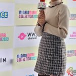 元AKB48 Team8・福留光帆、ギンガムチェックのミニスカコーデで人生初のWWSインタビュアーに挑戦！〈みなとみらいコレクション 2023〉
