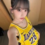 宮脇咲良、レイカーズのユニフォーム姿でNBA観戦！美鎖骨のぞくセルフィ―公開