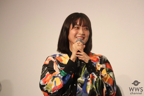 深川麻衣、カラフルなワンピースで舞台挨拶に登場！元アイドルを演じて身近な幸せを実感＜『つんドル』公開記念舞台挨拶＞