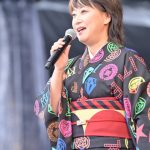 水谷千重子、黒を基調としたカラフルな浴衣姿で登場！晴れやかで力強い圧巻の歌唱力で観客たちの心を打つ〈PEACE STOCK 78’ HIROSHIMA 2023〉