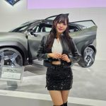 【動画】dela・後藤ひなの、セクシーなブラックコーデでミニスカから美脚披露＜名古屋モビリティショー＞