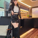 【動画】dela・後藤ひなの、セクシーなブラックコーデでミニスカから美脚披露＜名古屋モビリティショー＞