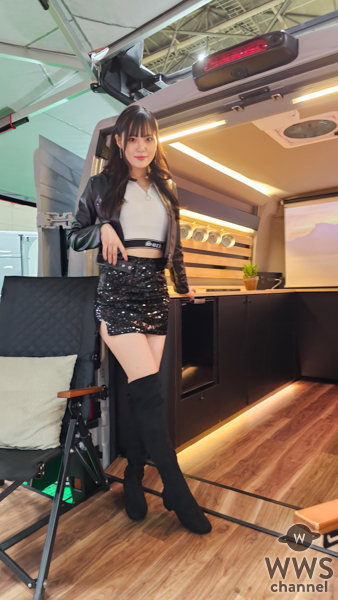 【動画】dela・後藤ひなの、セクシーなブラックコーデでミニスカから美脚披露<名古屋モビリティショー>