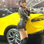 【動画】dela・後藤ひなの、セクシーなブラックコーデでミニスカから美脚披露＜名古屋モビリティショー＞