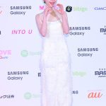 チュ・ヒョンヨン、デコルテが美しすぎるホワイトドレス姿で登場！＜2023 MAMA AWARDS＞