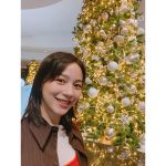 のん、光り輝くクリスマスツリーとの笑顔SHOTを公開！「11月のメリークリスマス」