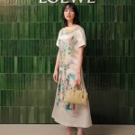 のん、フラワーモチーフがぼんやりと浮かんだシルクドレスコーデ姿でファン魅了