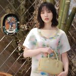 のん、フラワーモチーフがぼんやりと浮かんだシルクドレスコーデ姿でファン魅了