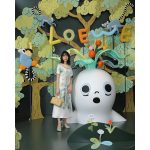 のん、フラワーモチーフがぼんやりと浮かんだシルクドレスコーデ姿でファン魅了