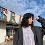 のん、虹色に輝くシャツ＆ゆるふわヘアの野外オフショ公開に「可愛い」「髪型エモい」の声！