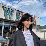 のん、虹色に輝くシャツ＆ゆるふわヘアの野外オフショ公開に「可愛い」「髪型エモい」の声！