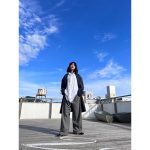 のん、虹色に輝くシャツ＆ゆるふわヘアの野外オフショ公開に「可愛い」「髪型エモい」の声！