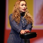 藤木そら、ラテ肌全開の華やかルックで圧倒的な存在感！〈みなとみらいコレクション 2023〉