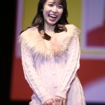 山本瑠香、「かわいすぎるやろおおおお!!」ボリューミーな胸元のファーが目を引くニットワンピで登場！〈みなとみらいコレクション 2023〉