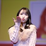 山本瑠香、「かわいすぎるやろおおおお!!」ボリューミーな胸元のファーが目を引くニットワンピで登場！〈みなとみらいコレクション 2023〉