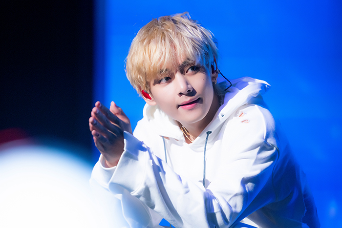 BTS・V、韓国地上波番組の字幕版を11/22より一挙公開！初のソロアルバム「Layover」から、「Slow Dancing」と「Rainy Days」を披露！