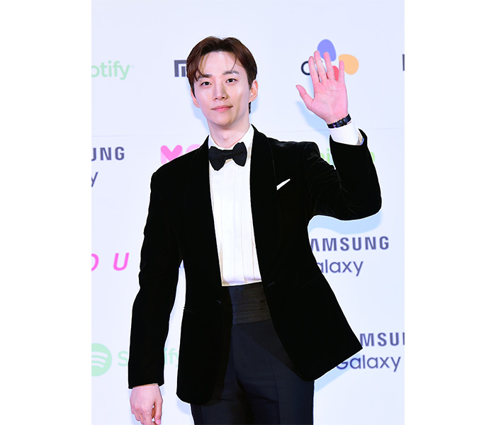 イ・ジュノ、イケメンさが際立つブラック蝶ネクタイ＆スーツ姿で登場！＜2023 MAMA AWARDS＞