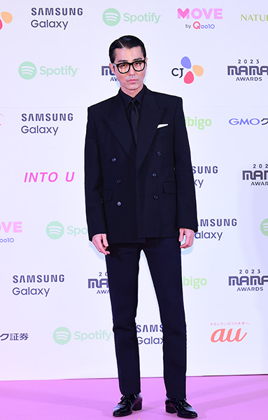 チャ・スンウォン、ダンディな魅力がたまらない黒縁メガネ姿で登場！＜2023 MAMA AWARDS＞