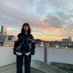 のん、スーパー美少年!?ゆるふわヘアにデニムセットアップやスニーカーのメンズライクな衣装のオフショを公開！