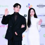 ファン・ミンヒョン＆キム・ソヒョン、美男美女が際立つブラック＆ホワイトコーデで登場！＜2023 MAMA AWARDS＞