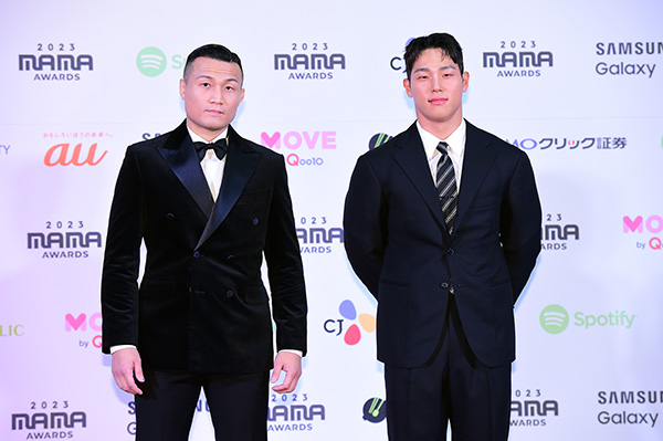 ユン・ソンビン＆チョン・チャンソン、筋肉美が隠しきれないブラックジャケット姿で登場！＜2023 MAMA AWARDS＞