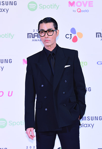 チャ・スンウォン、ダンディな魅力がたまらない黒縁メガネ姿で登場！＜2023 MAMA AWARDS＞