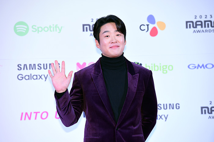 アン・ジェホン、高級感あふれるパープルスーツ姿で登場！＜2023 MAMA AWARDS＞