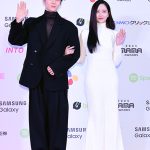 ファン・ミンヒョン＆キム・ソヒョン、美男美女が際立つブラック＆ホワイトコーデで登場！＜2023 MAMA AWARDS＞