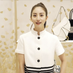 【動画】堀田茜、白のゴージャスなショートジャケット＆ミニスカートでDIORポップアップに登場！＜DIOR HOLIDAY POP-UP＞