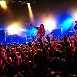 J、右足骨折でも今年最後のソロライヴが激熱ステージに!2024年の幕開けを飾る来春のライヴ開催も発表