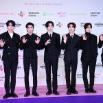 ENHYPEN、妖艶な魅力で会場を圧倒する黒スーツ姿で登場！＜2023 MAMA AWARDS＞