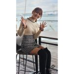 元AKB48 Team8・福留光帆、ギンガムチェックのミニスカコーデで人生初のWWSインタビュアーに挑戦！〈みなとみらいコレクション 2023〉