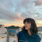 のん、スーパー美少年!?ゆるふわヘアにデニムセットアップやスニーカーのメンズライクな衣装のオフショを公開！