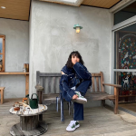 のん、スーパー美少年!?ゆるふわヘアにデニムセットアップやスニーカーのメンズライクな衣装のオフショを公開！